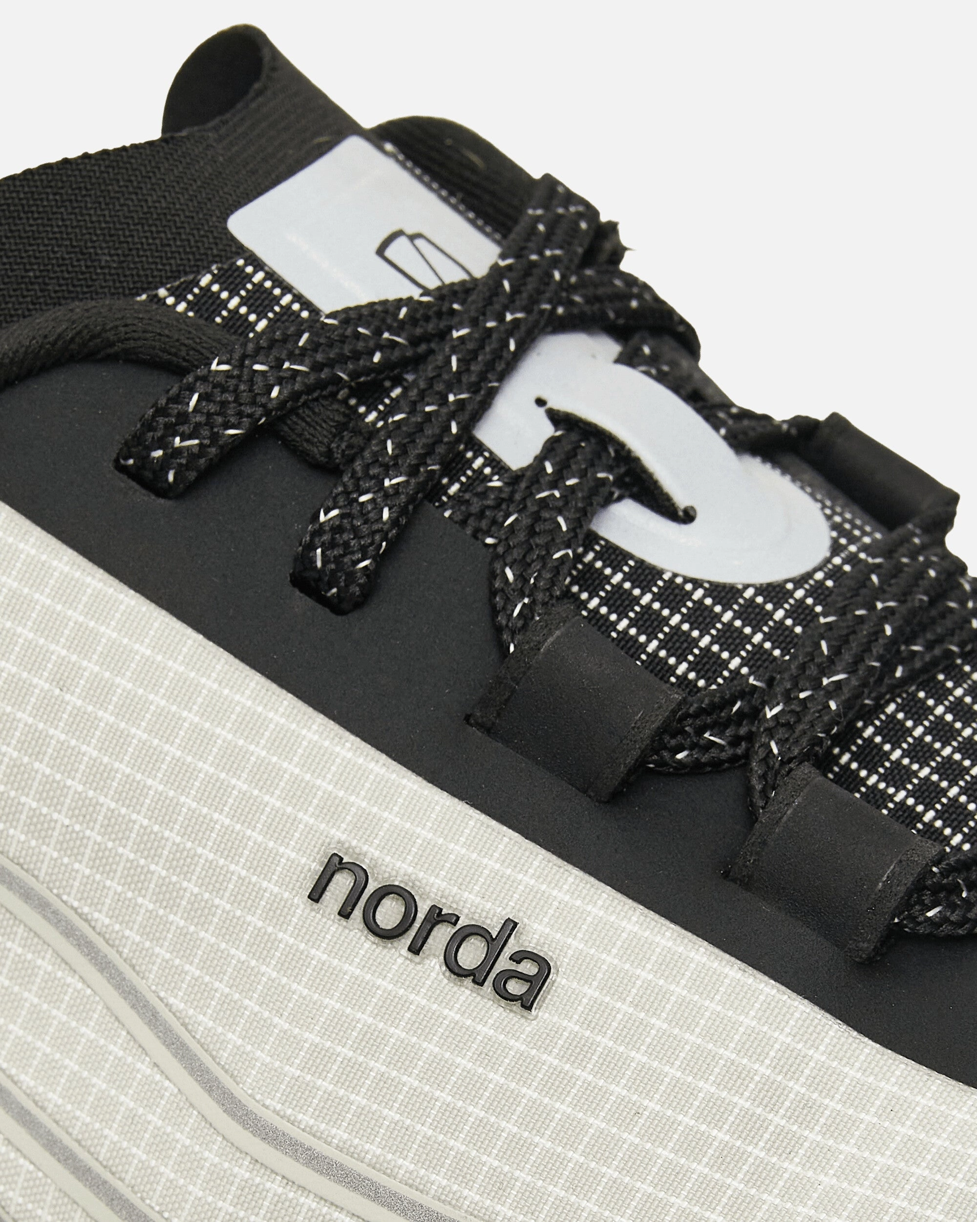 002 Sneakers Cinder
