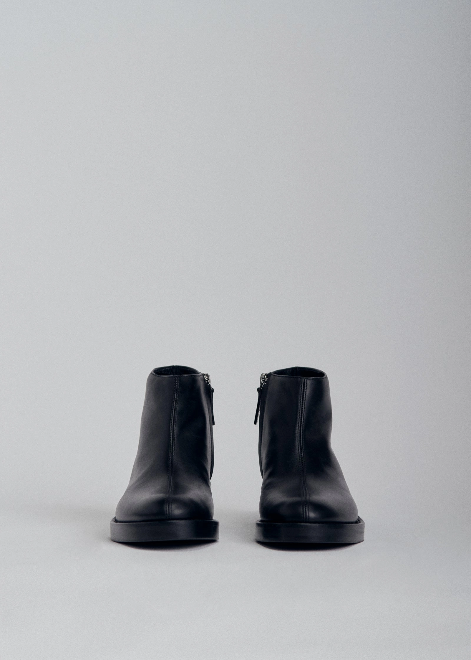 Low Ankle Boot in Leather - Black