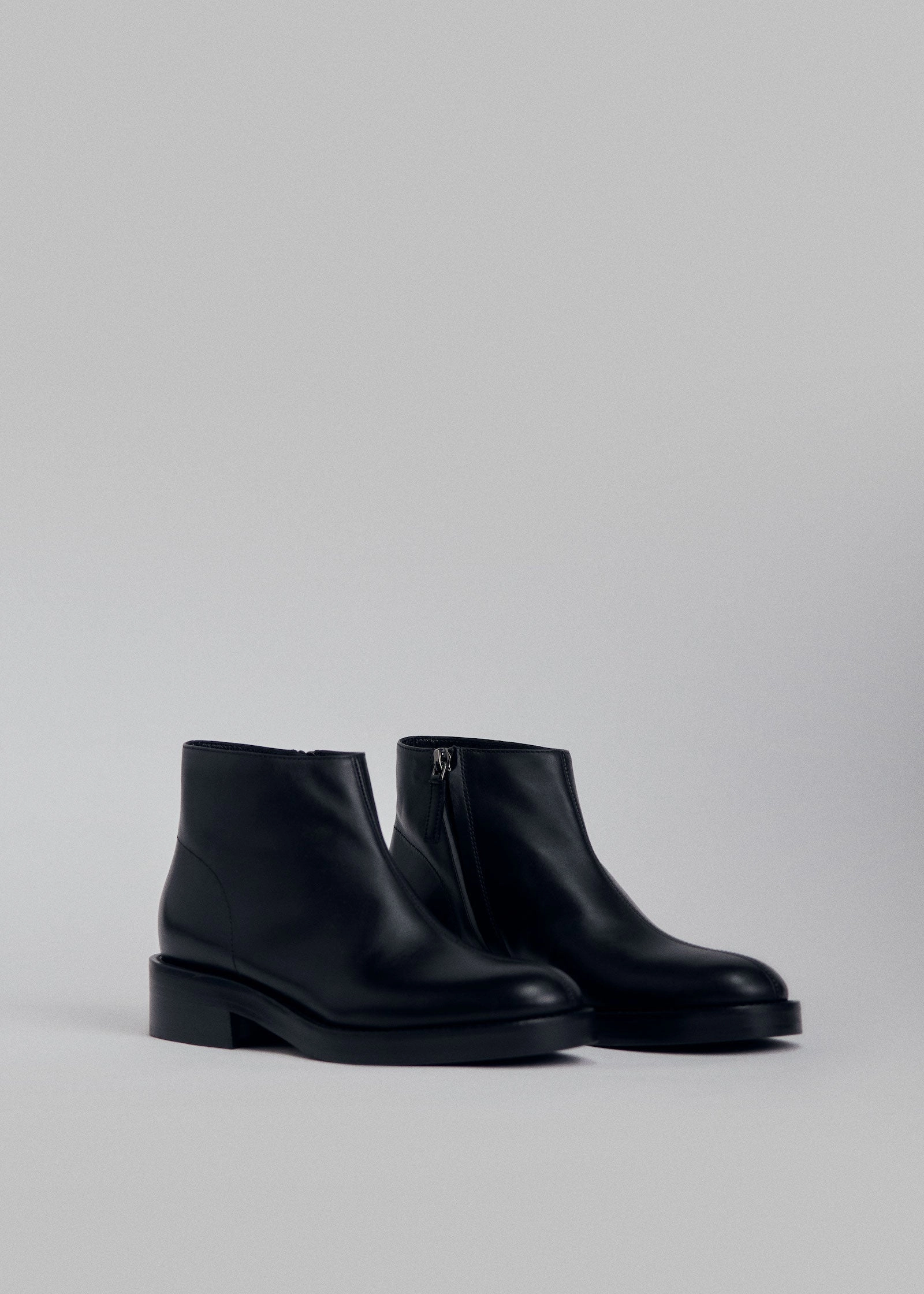 Low Ankle Boot in Leather - Black