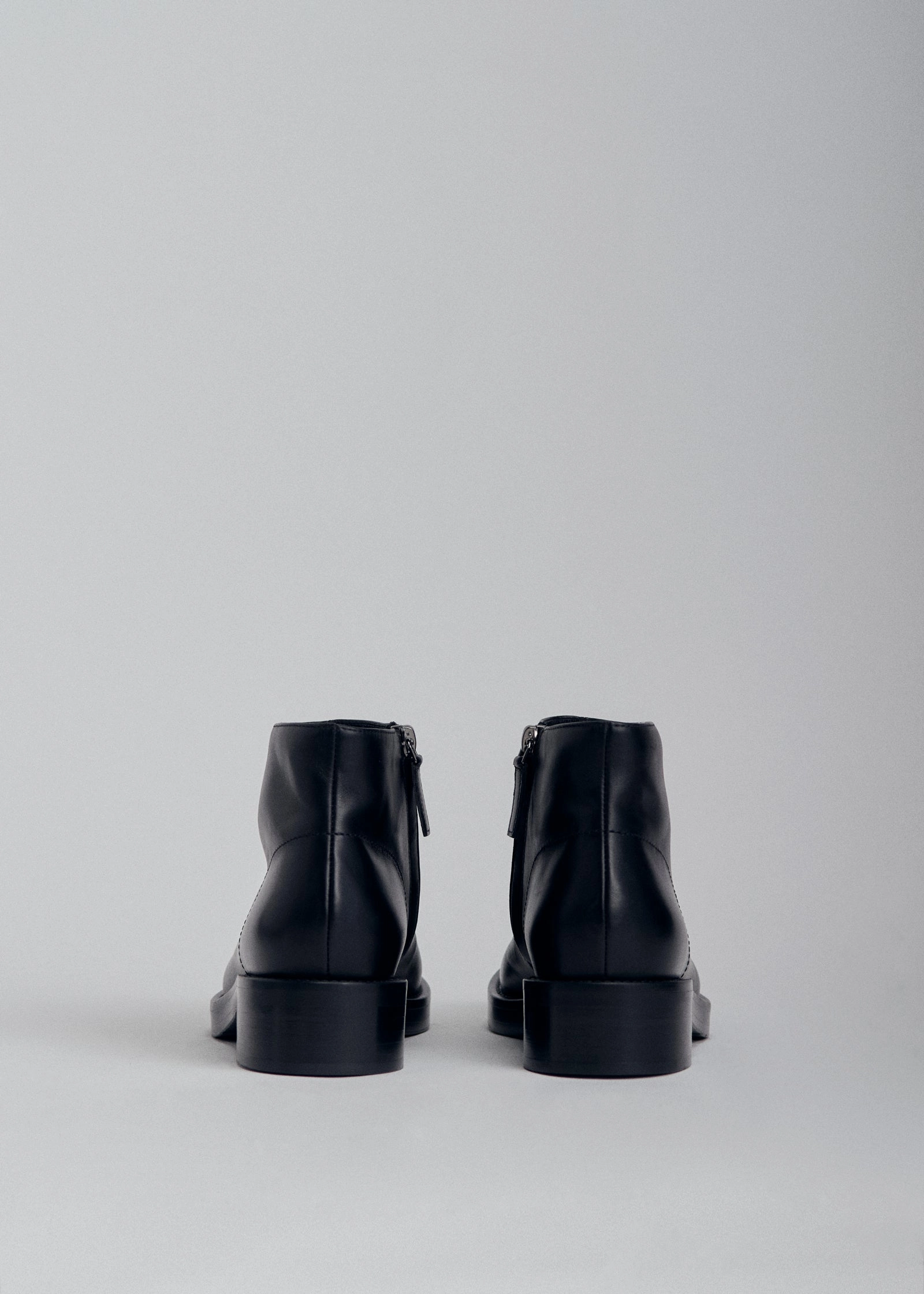 Low Ankle Boot in Leather - Black