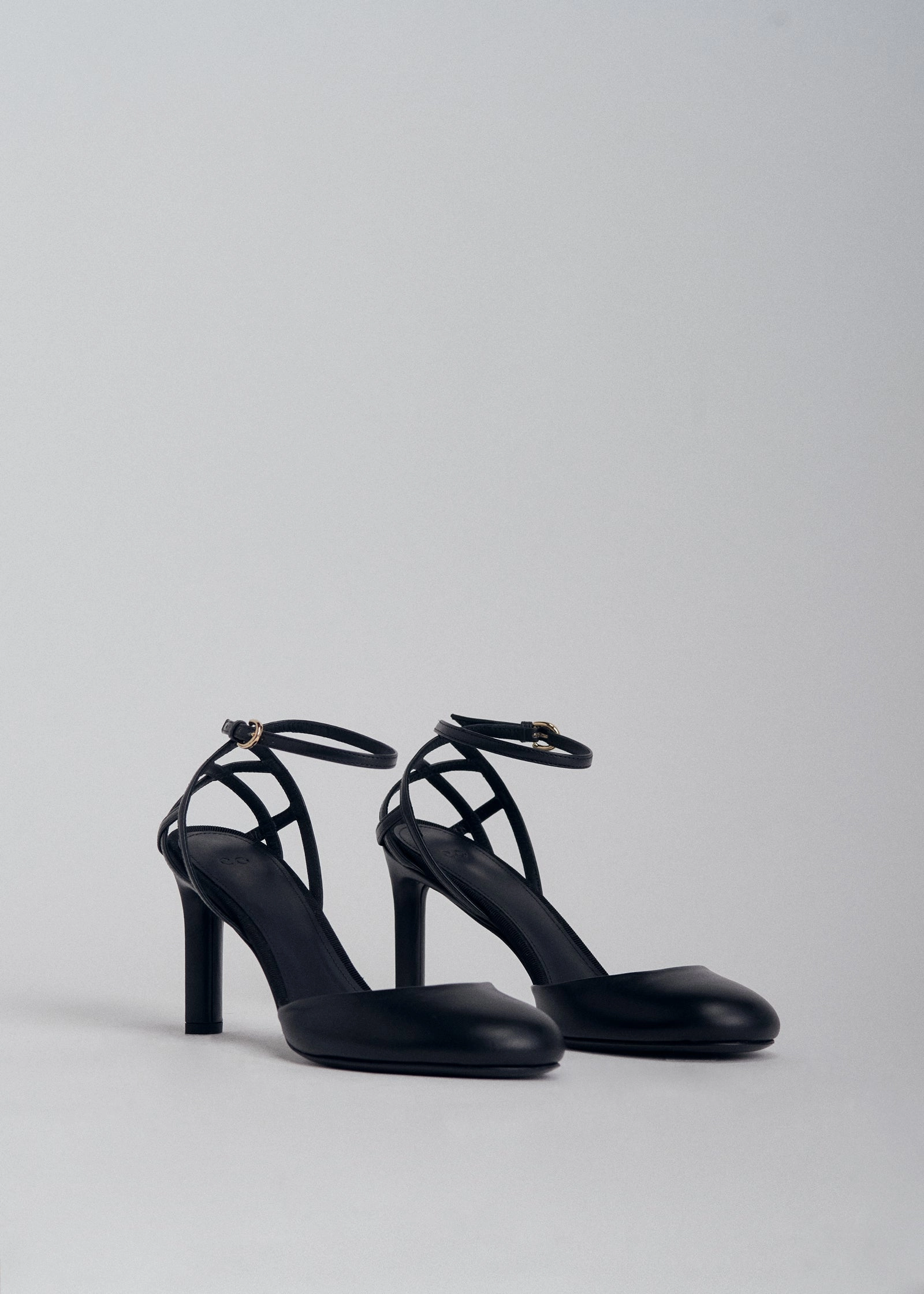 Round Toe Strappy Heel in Leather - Black
