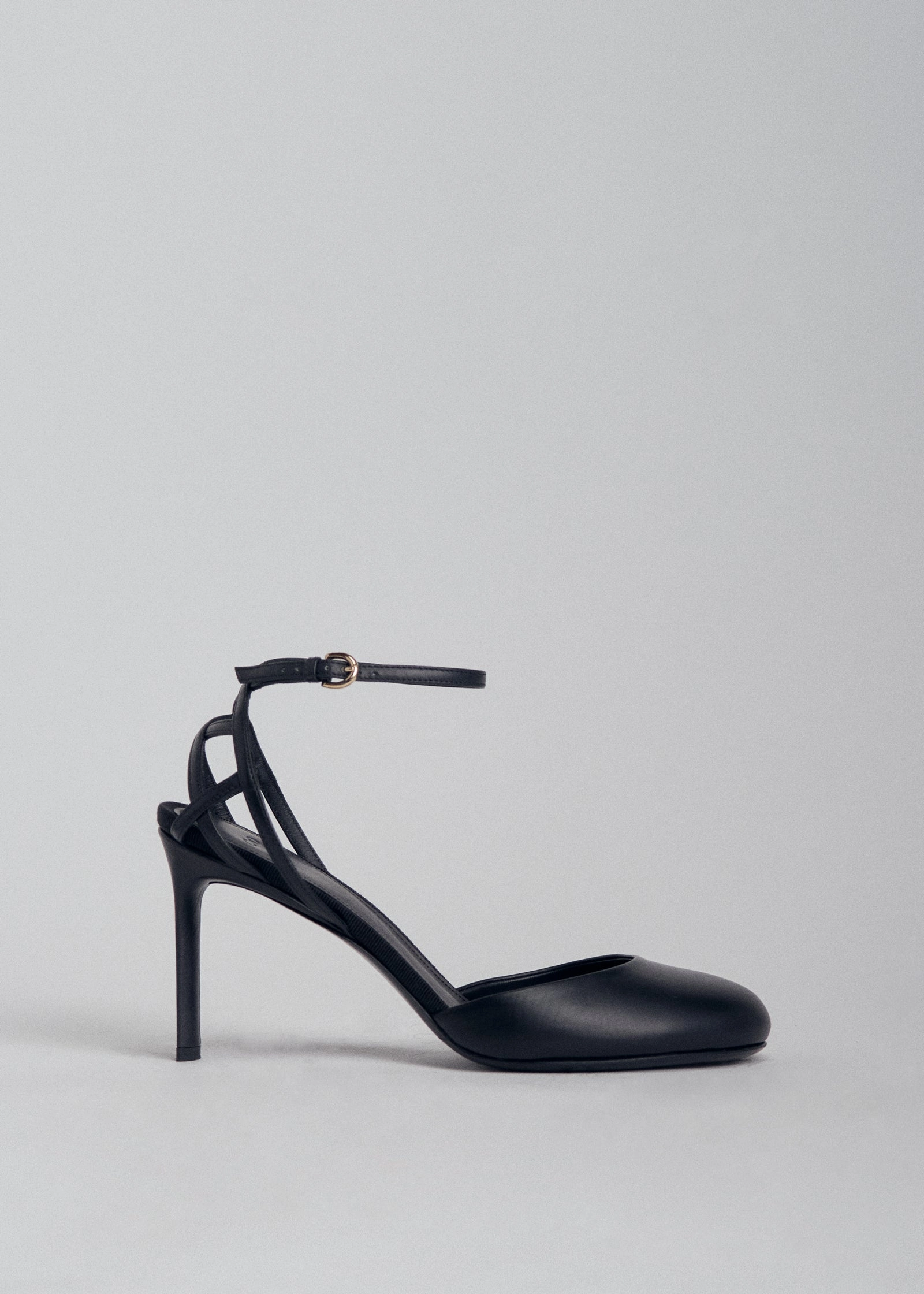 Round Toe Strappy Heel in Leather - Black