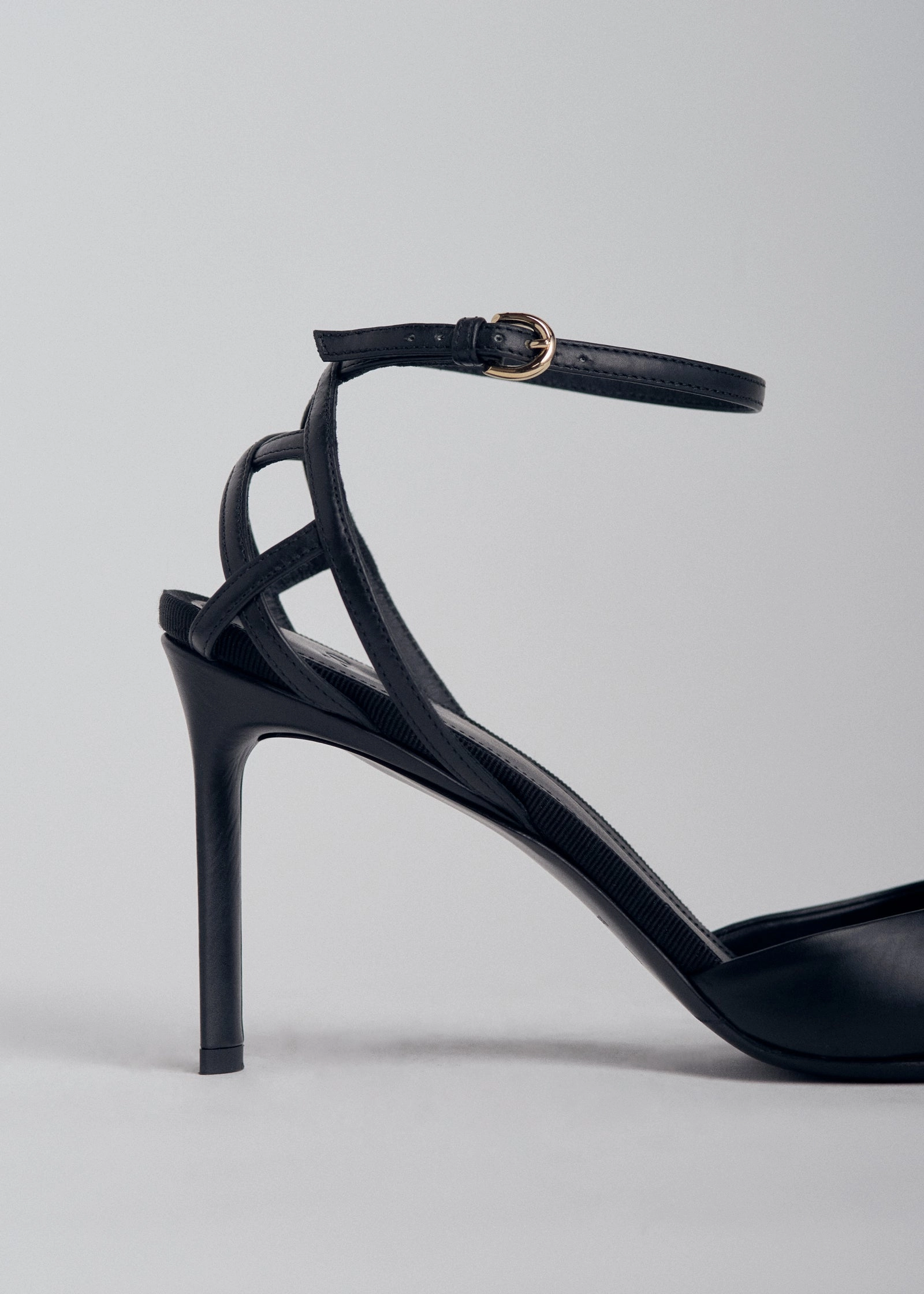 Round Toe Strappy Heel in Leather - Black
