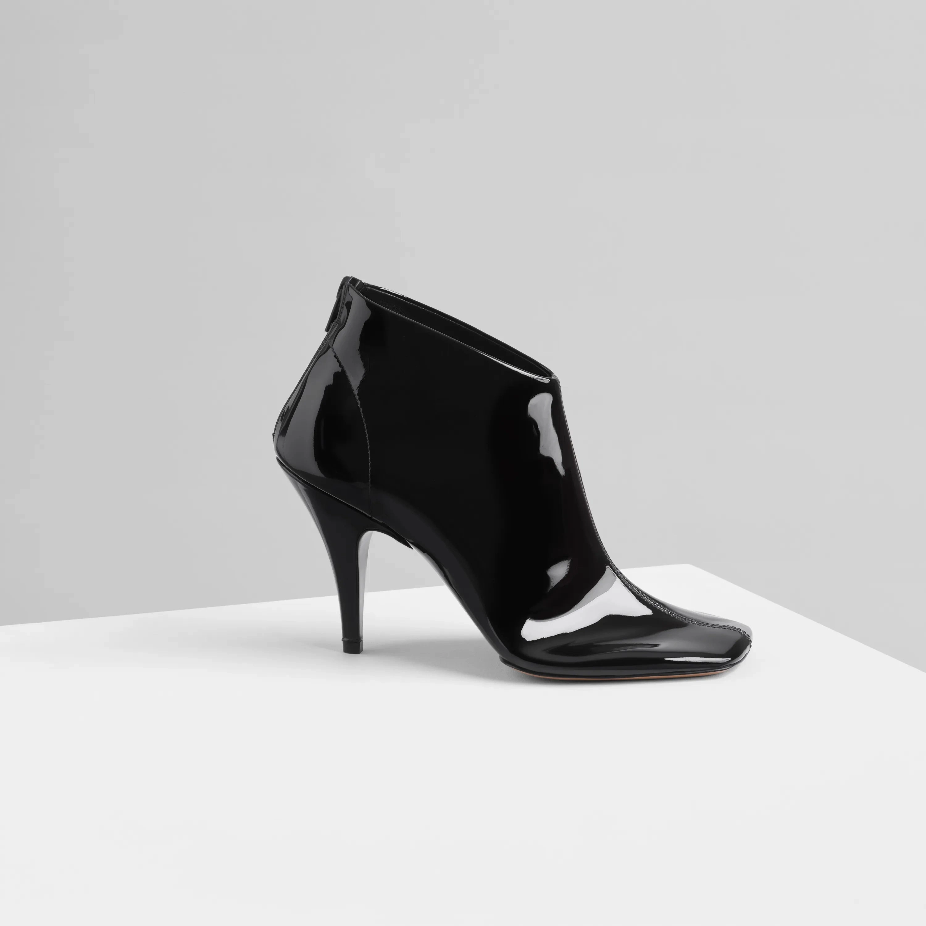 SOFT ANKLE BOOT 90 | glossy black patent leather